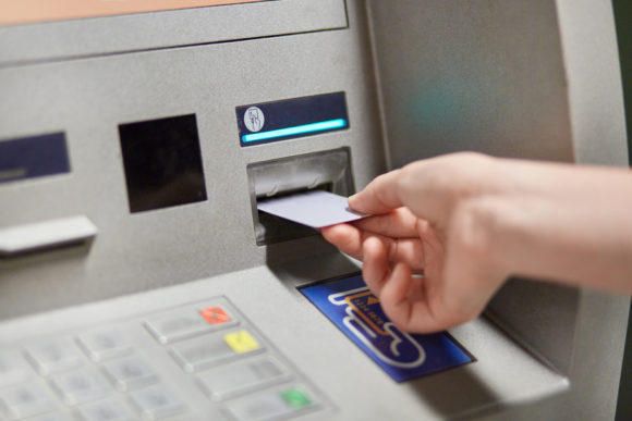 Axtarışda olan şəxs bank hesabından 3700 manat oğurlayıb