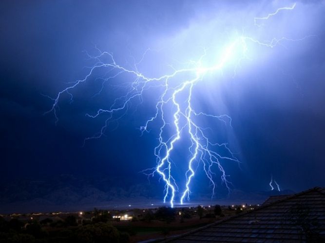 Azərbaycanda qaz xəttini və elektrik dirəyini ildırım vurdu, yanğın baş verdi