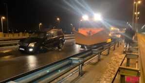 Bakıda körpünün üzərində 11 avtomobil toqquşub, xəsarət alanlar var -        FOTO — foto 10