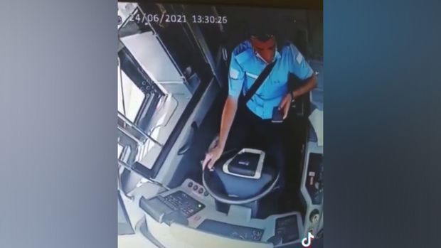 Bakıda başı telefona qarışan avtobus sürücüsü qəza törətdi -       ANBAAN VİDEO