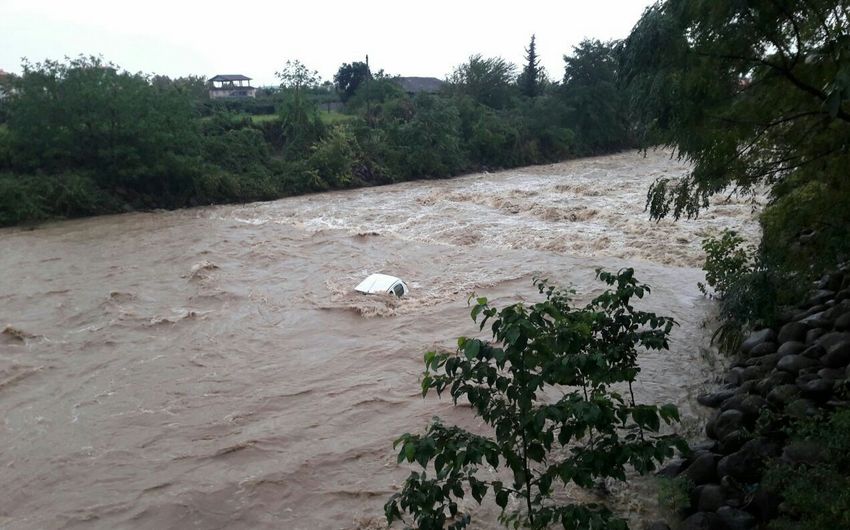 Şəmkirdə sel avtomobili apardı
