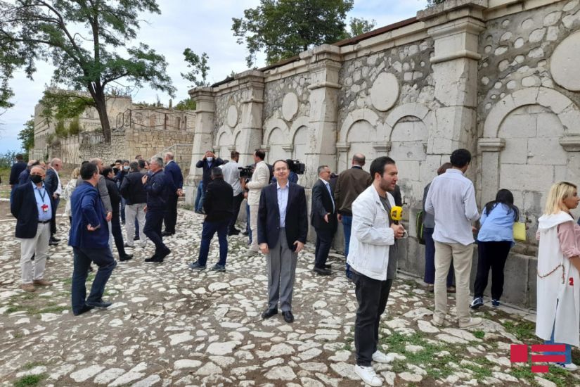 Azərbaycandakı xarici diplomatlar Şuşada “Xan qızı bulağı” ilə tanış oldular