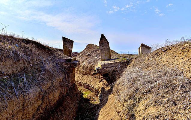 Ermənilər iki bacının qəbrinin arasından səngər qazıblar