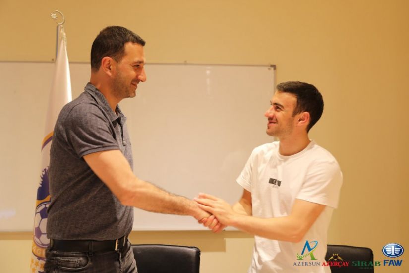 “Qarabağ” Qara Qarayevlə yeni müqavilə imzaladı