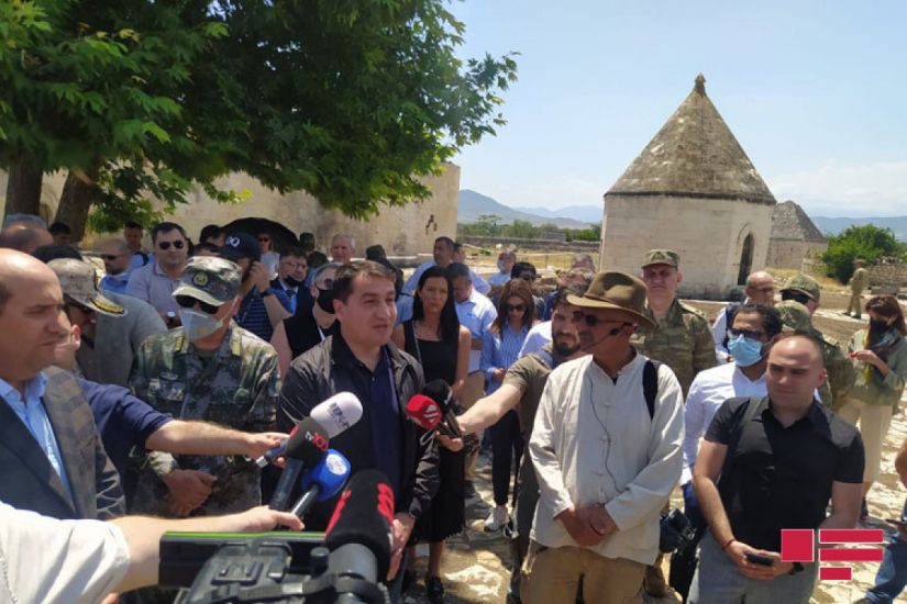 Xarici diplomatlar Ağdamda ermənilər tərəfindən dağıdılmış “İmarət” kompleksinə baş çəkdi