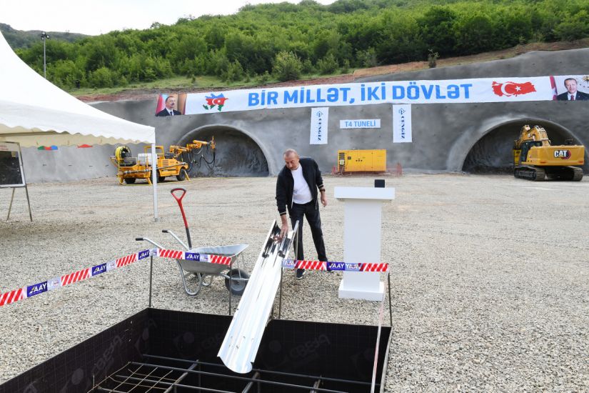 Prezident İlham Əliyev Əhmədbəyli-Füzuli-Şuşa avtomobil yolunda inşa olunacaq tunelin təməlini qoydu -     YENİLƏNDİ