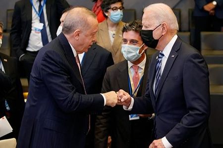 Ərdoğanla Bayden arasında ilk salamlaşma anı sosial şəbəkələrdə mübahisələrə səbəb oldu