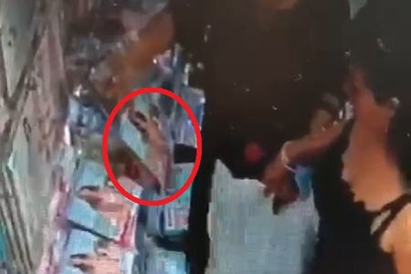 Bakıda ticarət mərkəzində qadınlar mağazadan alt paltarı oğurladı -     VİDEO