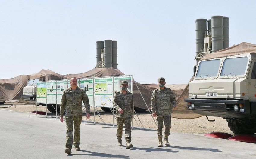 Ali Baş Komandan S-300 PMU-2 “Favorit” Zenit Raket Komplekslərinin start mövqeyinə baş çəkdi