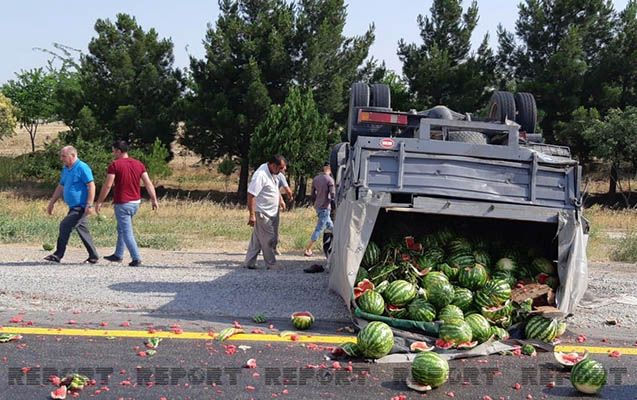 Yük maşınları toqquşdu, qarpızlar yola dağıldı -       FOTOLAR