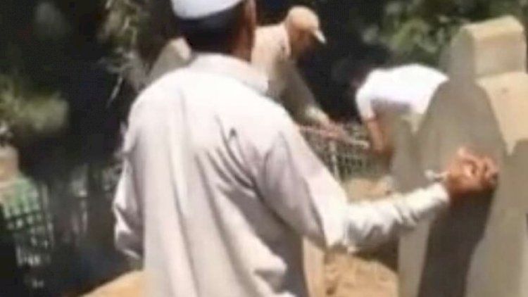 “Buradakı mollaların çoxsu savadsızdır, hərf tanımırlar”: Qəbiristanlıqdan görüntülər -     VİDEO