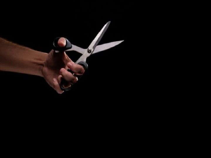 Azərbaycanda həkim özünü qayçı ilə doğrayıb intihar etmək istədi -       FOTO