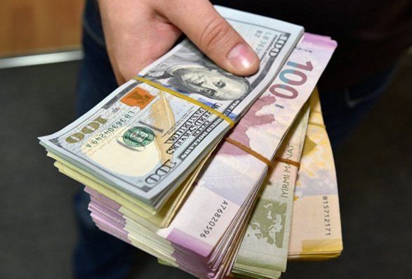 Dollar almaq istəyənlərin     NƏZƏRİNƏ