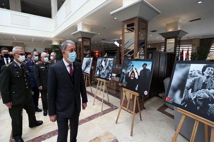 Hulusi Akar Xocalıya həsr olunmuş sərgini açdı