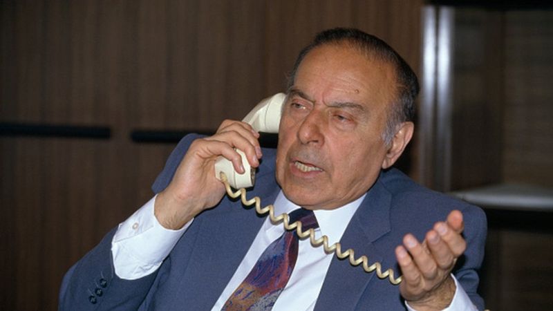Heydər Əliyev rus ordu generalına:     “Sizin danışdığınız cəfəngiyyatdır"