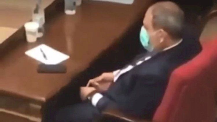 Paşinyan parlamentin iclasında təsbeh çevirdi –       VİDEO