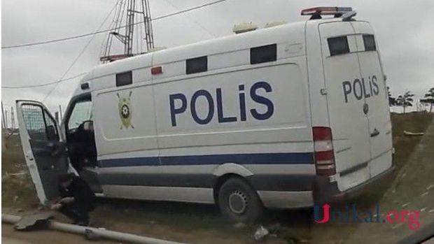 Bakıda məhbus daşıyan polis maşını qəzaya düşdü -       VİDEO
