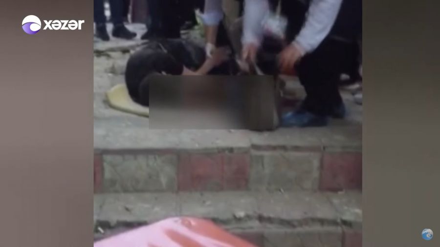 Bakıda binanın fasadından qopan daş uşağın başına düşdü, vəziyyəti ağırdır - VİDEO