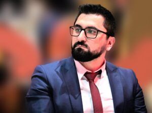 Jurnalist Bakıdakı kafedən yazdı:         "Bizim pulumuzu Anastasiyaya göndərir ki, o da həmin pulları Ermənistan ordusuna köçürsün"
