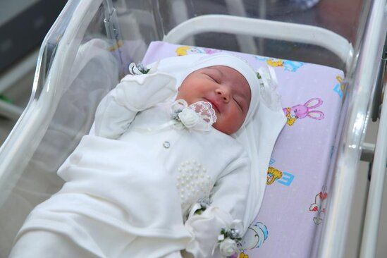 Azərbaycanda ŞOK:       Həkimlər qızı olan anaya oğlan uşağı verib yola saldılar - FOTO