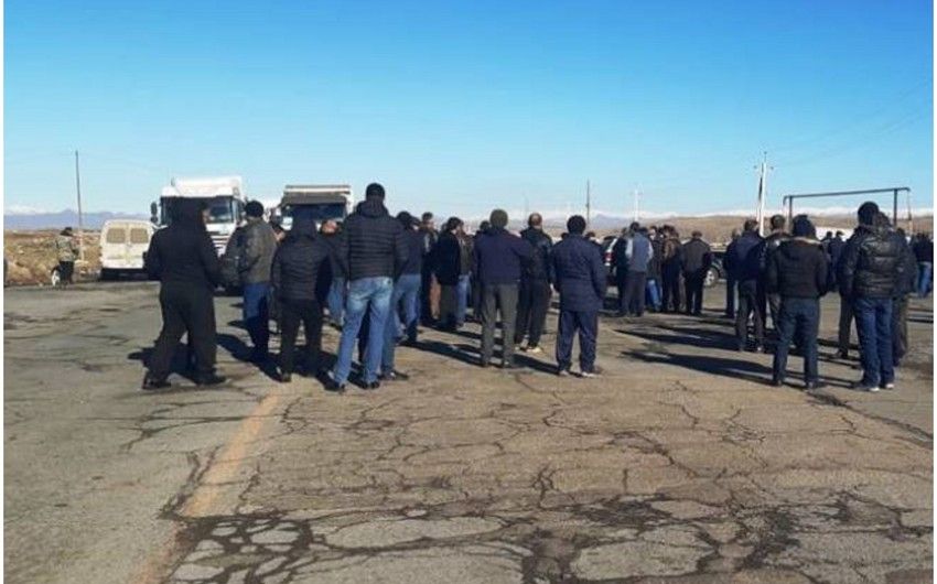Ermənistanda sakinlər Gümrü-Yerevan avtomobil yolunu bağlayıb