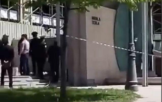 Özünü Teslanın heykəlindən asaraq intihar etdi