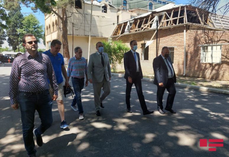 Fransalı jurnalistlər Gəncədə Ermənistanın atəşə tutduğu ərazidə oldu