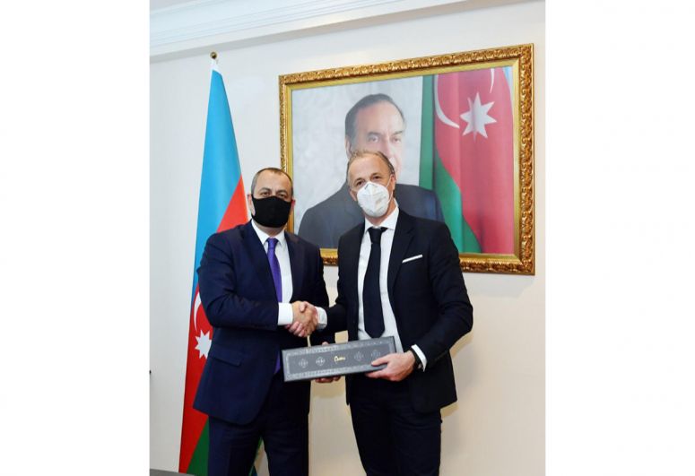 Adil Əliyev Roy Beyker ilə görüşdü