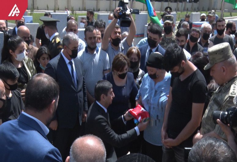 Azərbaycanda icra başçısı şəhid anasının qarşısında diz çökdü - VİDEO