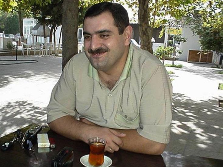 İki dəfə evləndi, qızlarına verdiyi sözü tutmadı -     Komediyaya baxıb gülərkən ölən müğənnimiz