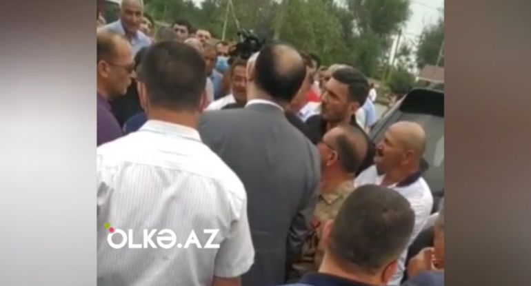Milli Məclisin deputatı kənddən qovuldu: "Belə deputatlıq olmur" –       VİDEO