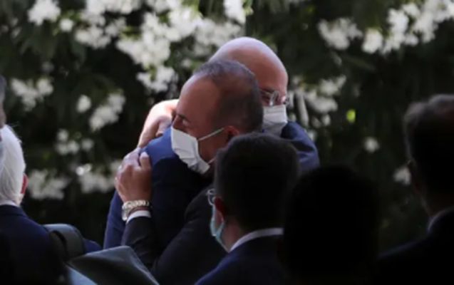 Çavuşoğlu diplomatik qalmaqal yaşadığı yunan həmkarı ilə qucaqlaşıb barışdı