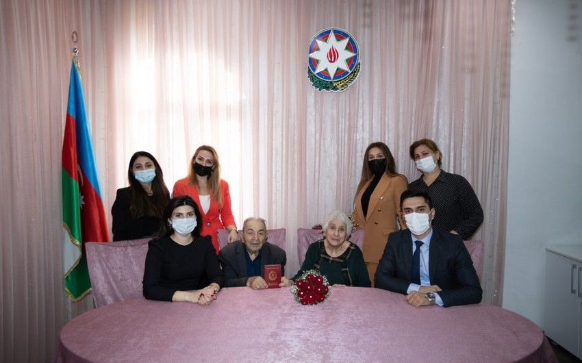 Bakıda ahıl kişi və qadın ailə qurdu