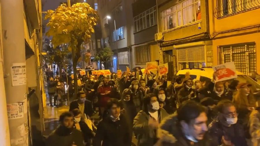 Lirənin ucuzlaşması ilə bağlı etiraz akskyaları keçirildi