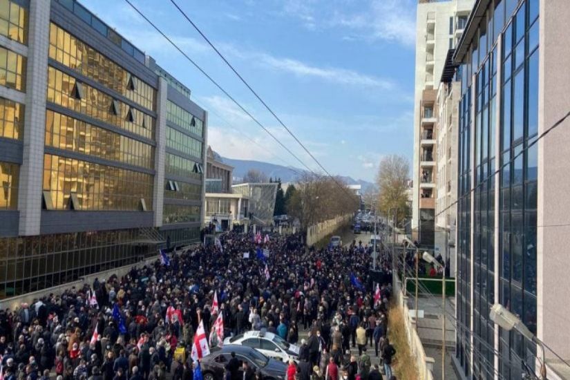 Saakaşvilinin məhkəməsinin keçirildiyi binanın ətrafında qarşıdurma -     FOTO