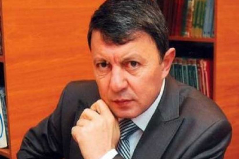“Elxan Elatlı bütün kitablarının hüququnu ehtiyac üzündən hanısa bir nəşriyyata kiçik məbləğə satıb”