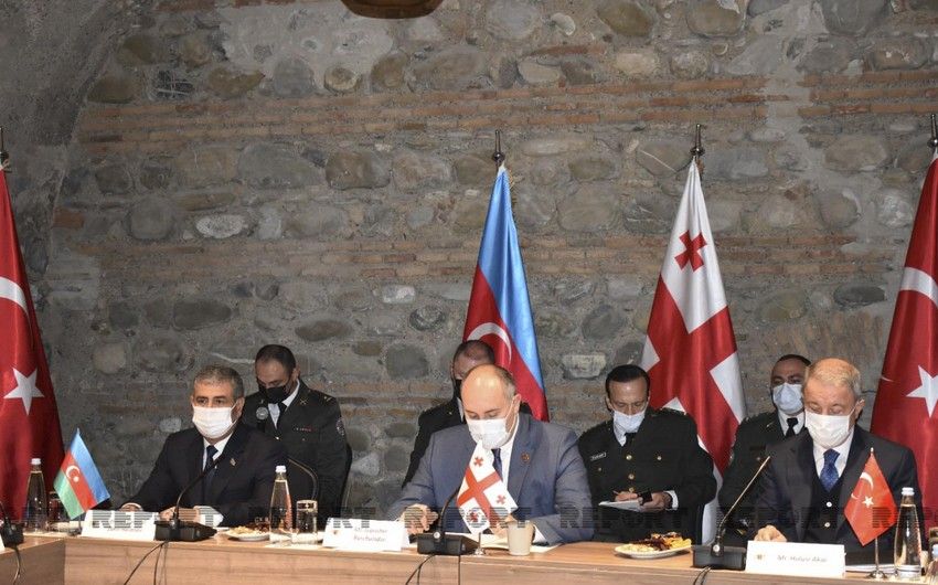 Azərbaycan, Türkiyə və Gürcüstan müdafiə nazirlərinin müzakirə etdikləri məsələlər açıqlandı