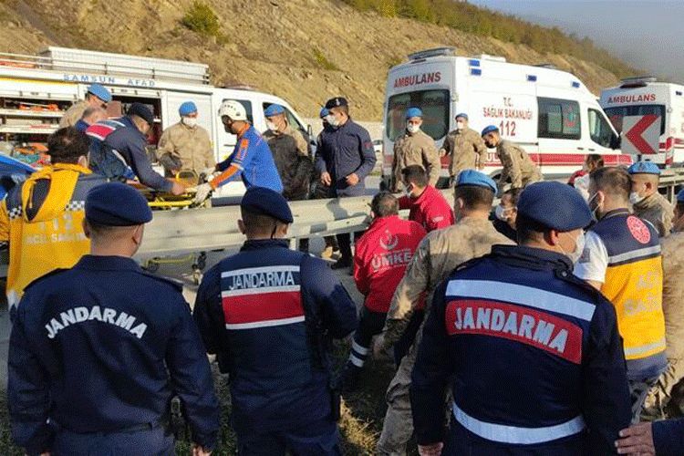 Türkiyədə sərnişin avtobusu uçuruma yuvarlandı -        2 ölü, 15 yaralı