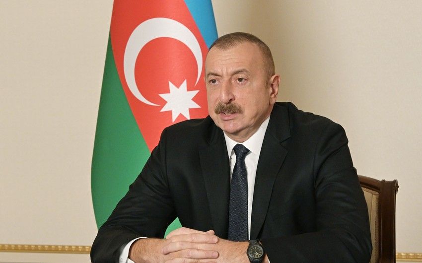 Dövlət başçısı İslam Kərimovun məqbərəsini ziyarət etdi
