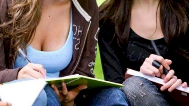 Tələbələrinin sinəsinə baxan akademik universitetdən qovuldu