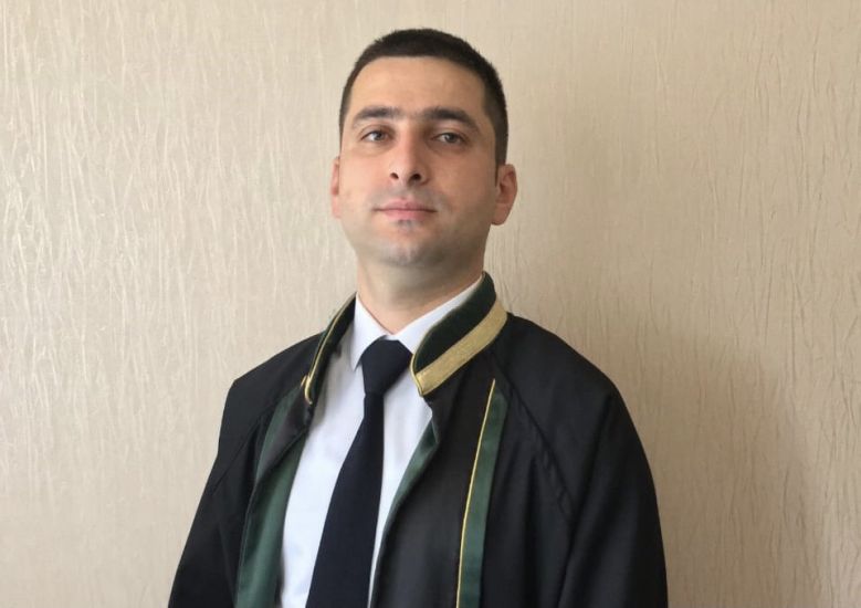 Azərbaycanda vəkilin avtomobilini yandırdılar -         FOTO
