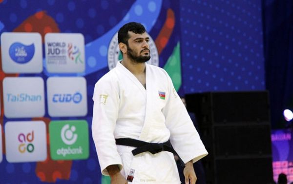 "O qədər pul oğurlayırlar, amma bizə gələndə maaşı, mükafatı kəsirlər"
