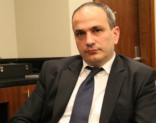 “Belə getsə tıxaclarda ömrümüzü çox çürüdəcəyik”