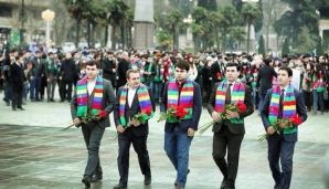 Deputatlar müzakirələrə səbəb olan fotodan danışdı: “Şərfdə əks olunan rənglərin LGBT-yə aidiyyatı yoxdur” -     VİDEO — foto 1