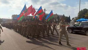 Gəncədə Bakının işğaldan azad olunmasının 103-cü ildönümü ilə əlaqədar yürüş keçirildi — foto 1
