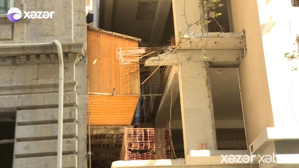 Bakıda binanın balkonu yeni tikilən digər binanın içərisində qalıb -       VİDEO