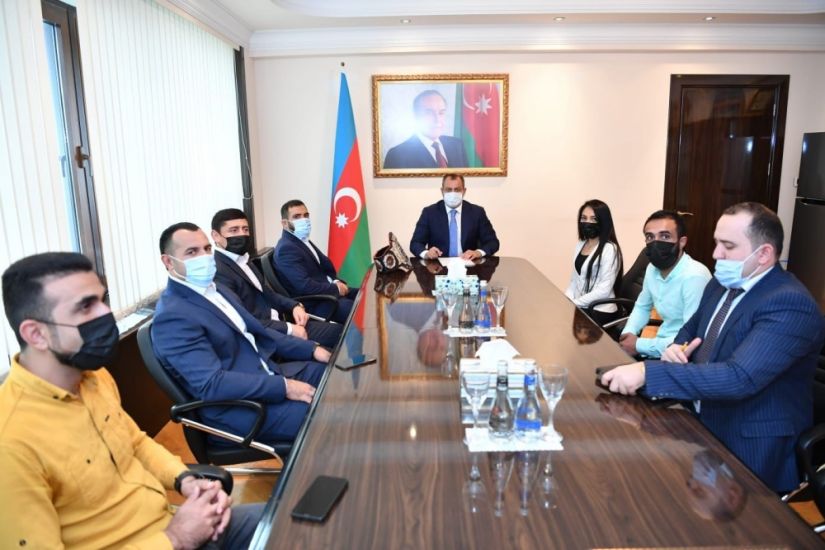 Adil Əliyev idmançılar və Vətən müharibəsində iştirak etmiş gənclərlə görüşdü