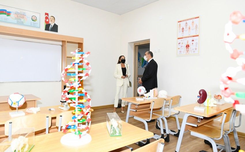 Mehriban Əliyeva Binədə yeni inşa edilən məktəbdə yaradılan şəraitlə tanış olub  -   FOTOLAR