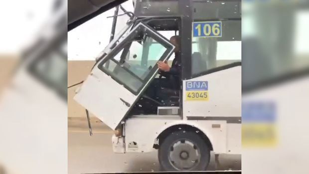 Bakıda avtobus sürücüsü qapını əlində aparır -         VİDEO