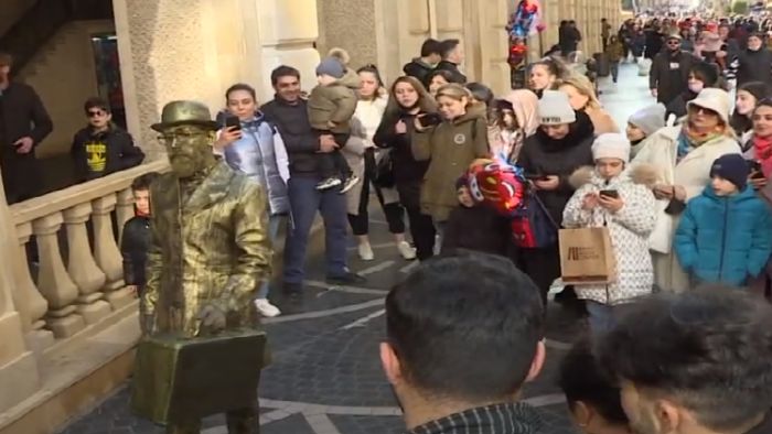 Bakı küçələrində "canlı heykəl":     İzdiham yaradan şəxs kimdir? - VİDEO